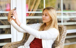 Concept de technologie, de mobile et de personnes - la jolie fille fait le selfie Photographie stock