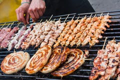  Carne del kebab en los carbones Foto de archivo